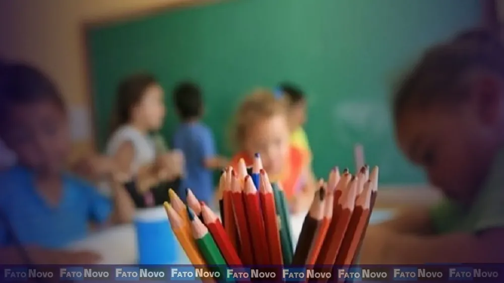 Ilustração de uma criança lendo em sala de aula, simbolizando avanços na alfabetização no Brasil.