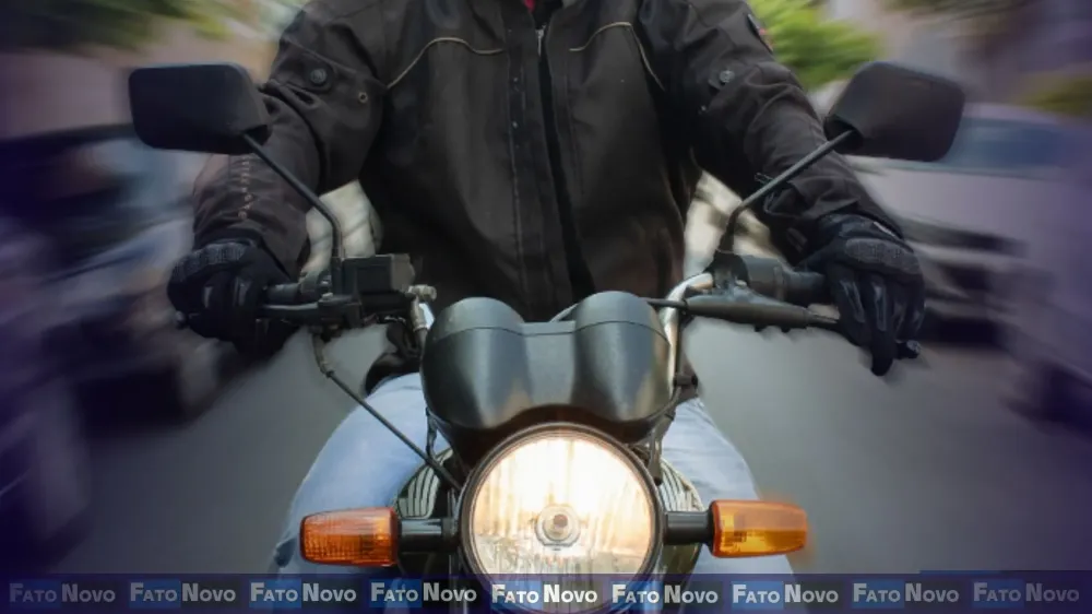 Ilustração de um motociclista em via urbana, com destaque para riscos no trânsito e segurança viária.