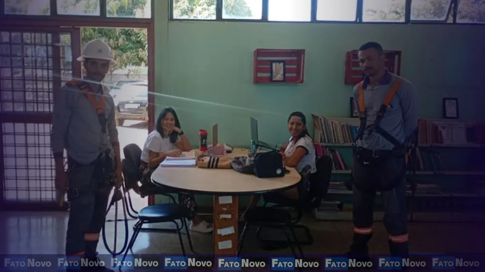 Equipe da AllRede e estudantes na Biblioteca Sul - Crédito: Kauan Gutemberg