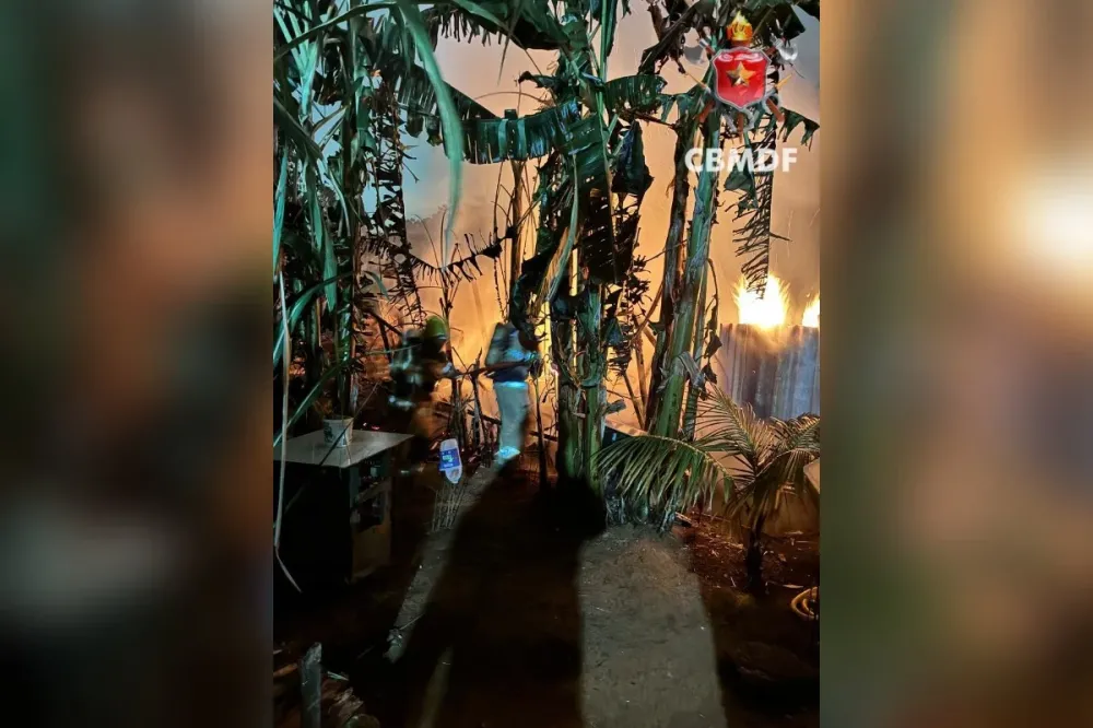 Bombeiros usam 4 mil litros de água para conter incêndio no DF