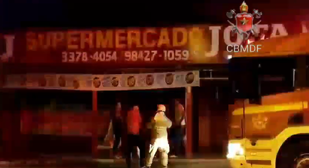 CBMDF é acionado após supermercado pegar fogo em Ceilândia