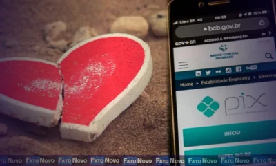 celular com mensagens de amor falso e um cartão de crédito sendo clonado