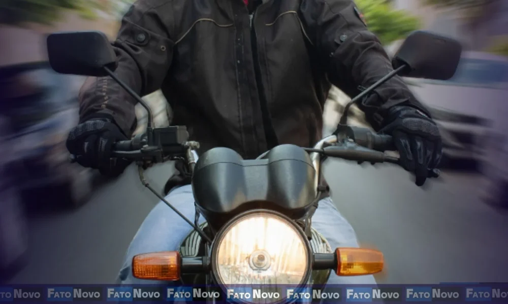 Ilustração de um motociclista em via urbana, com destaque para riscos no trânsito e segurança viária.