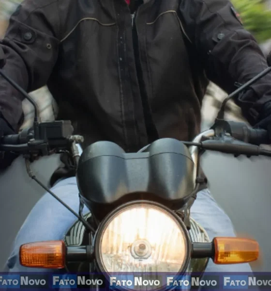 Ilustração de um motociclista em via urbana, com destaque para riscos no trânsito e segurança viária.