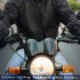 Ilustração de um motociclista em via urbana, com destaque para riscos no trânsito e segurança viária.