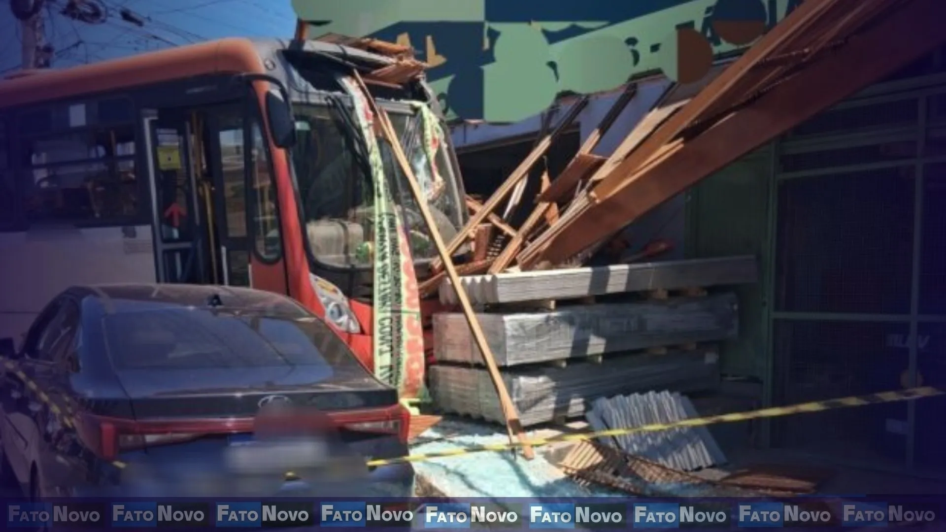 Ônibus colide com carro estacionado e fachada de madeireira em São Sebastião (DF)
